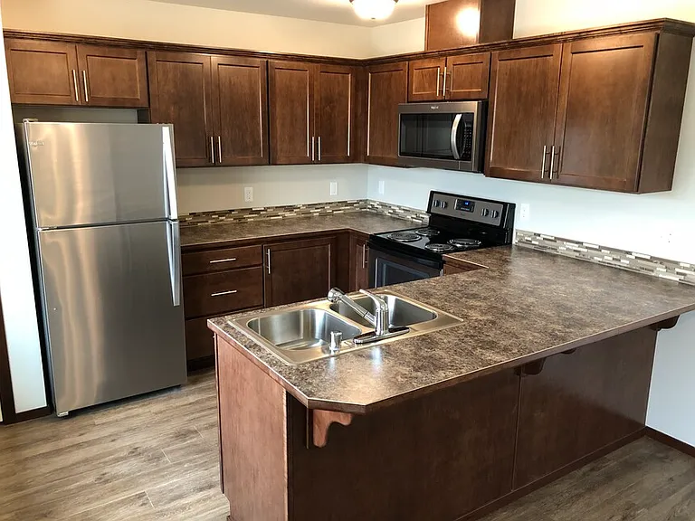 CASCADE VILLAGE APARTMENTS — Photo 4