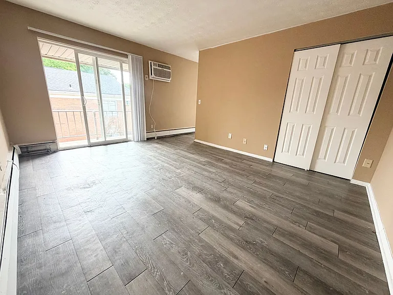 2457 Montana Ave — Photo 2