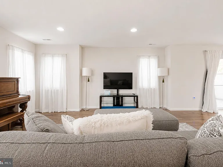 4 Regency Ct — Photo 18