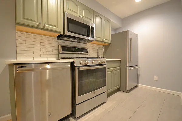 Rented by Michael Alvandi, LREB | media 4