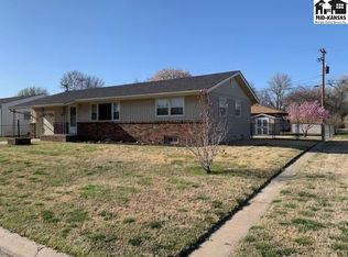912 College Ln, Hutchinson, KS 67501