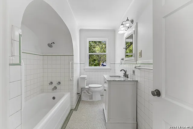 120 Lamont Ave — Photo 13