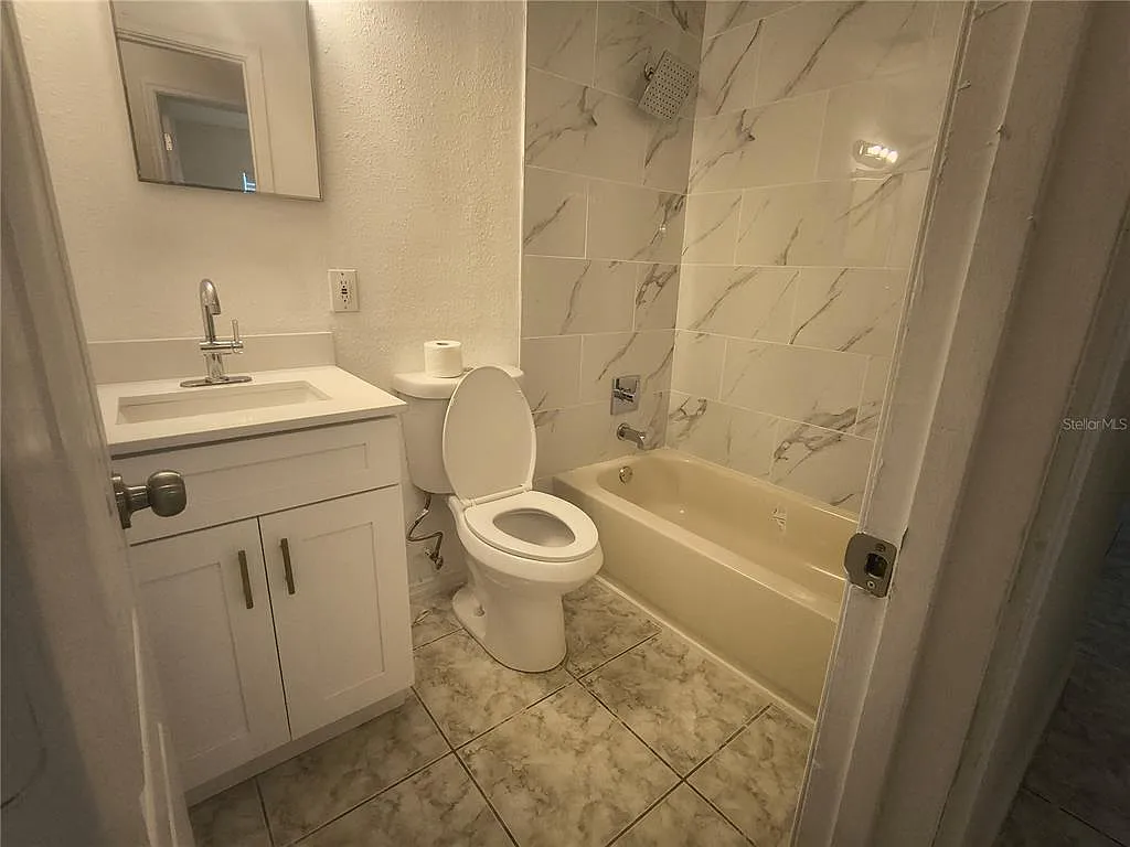 3 bed, 2.0 bath, 960 sqft, $2,100 — Photo 4