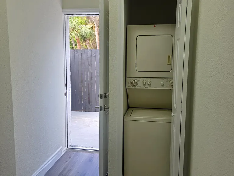 521 N Carpenter Ave #B — Photo 7