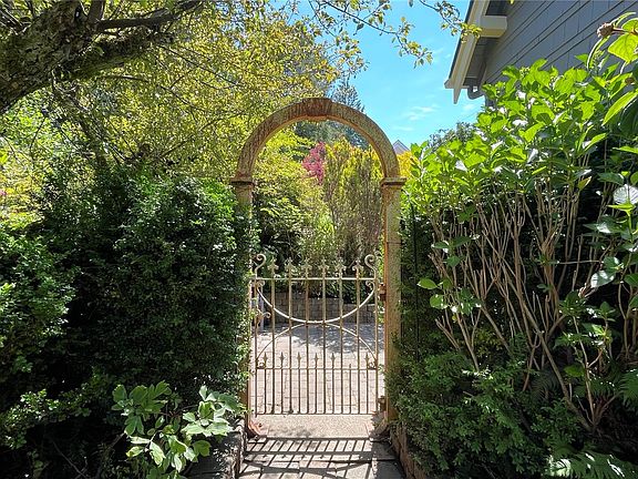 4th image of 618 Cowlitz Street W