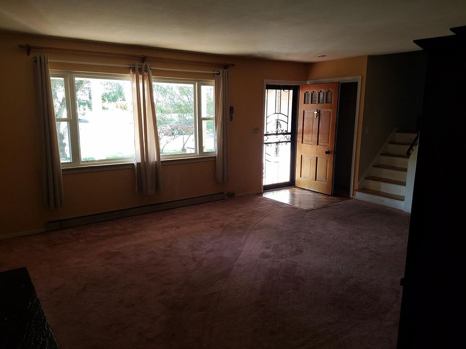 2nd image of 33 Applewood Rd