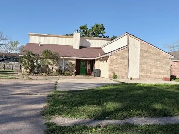 207 Banyan St, Lake Jackson, TX 77566