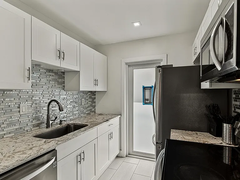 1004 NE 18th St #FRONT — Photo 6