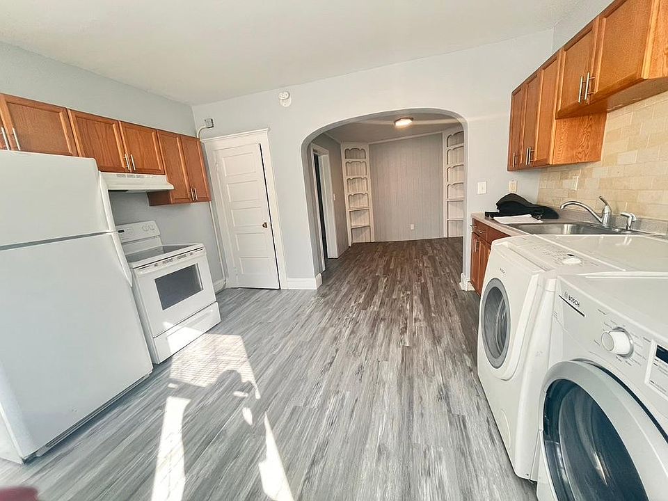 Spacious Kitchen with Washer Dryer
