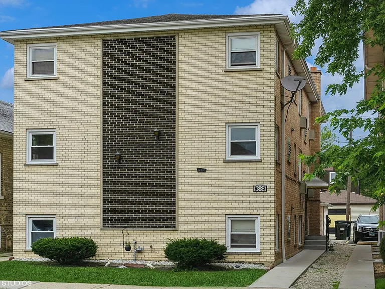 6883 N Northwest Hwy #2R — Photo 2