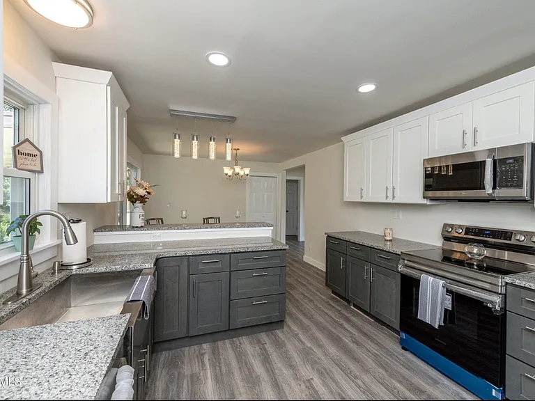 5909 Adelia Dr — Photo 10