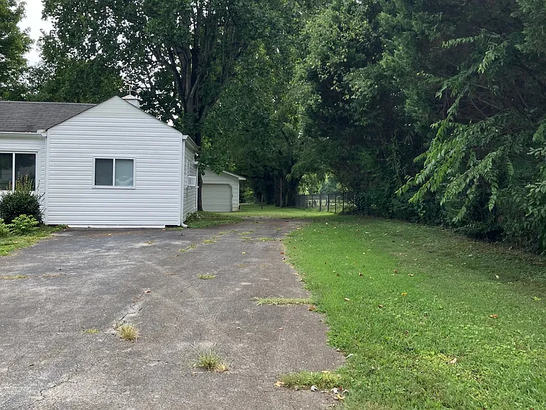 6836 Robin Dr — Photo 2