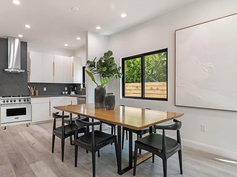 622 N Gardner St — Photo 16