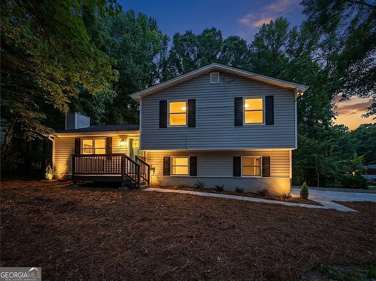 4 bed, 2.5 bath, 1824 sqft, $1,995 — Photo 2