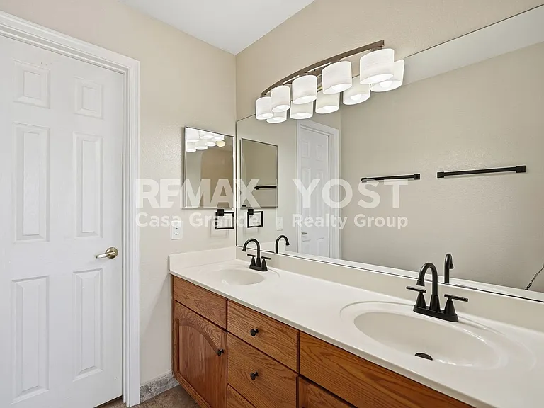 2094 N Sweetwater Dr — Photo 9