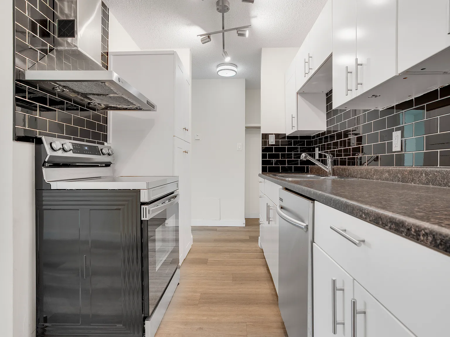 Richmond Manor Apartments — Photo 3