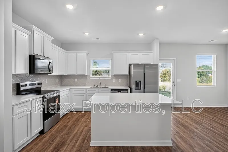 4 bed, 2.5 bath, 2105 sqft, $2,100 — Photo 2