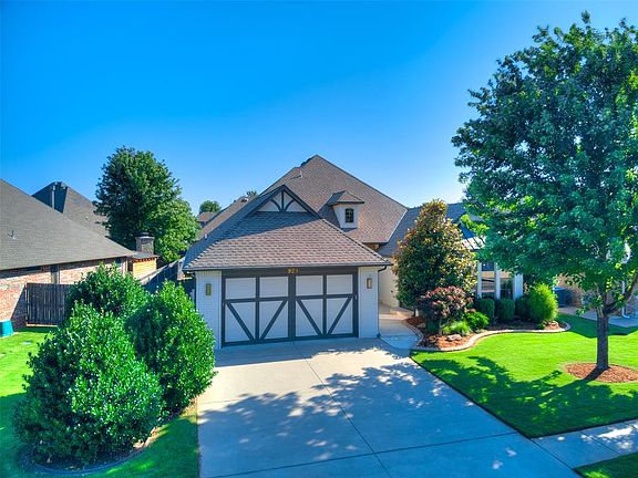 3rd image of 929 NW 195th Pl