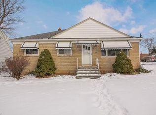 5833 Chestnut Hills Dr, Parma, OH 44129