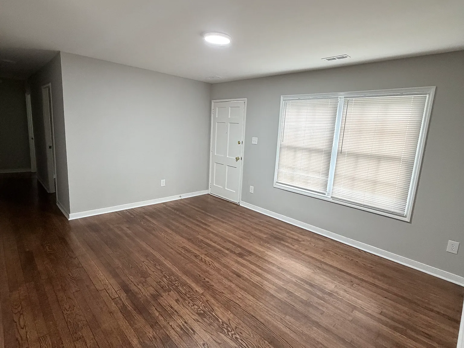3 bed, 894 sqft, $2,300 — Photo 4