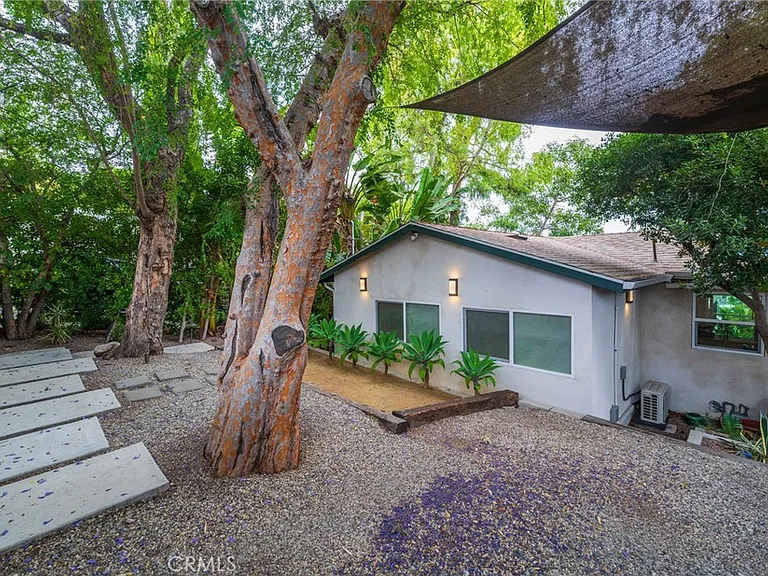 526 Crane Blvd — Photo 1