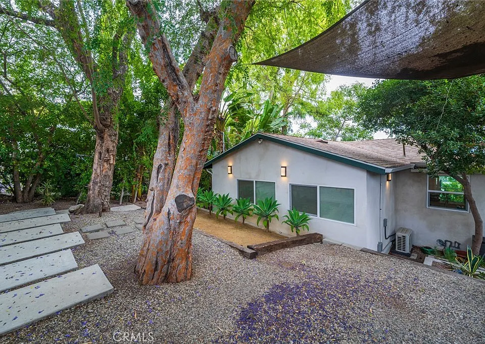 526 Crane Blvd