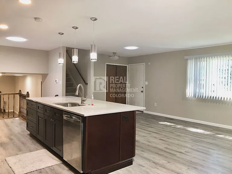 752 Oxford Ln — Photo 6