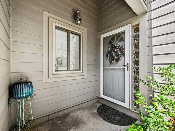 620 Peninsula Ct, Ann Arbor, MI 48105