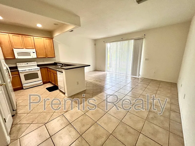 3 bed, 2.0 bath, 1416 sqft, $2,195 — Photo 2