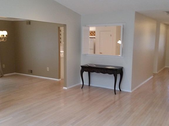 Foyer / Dinning Room