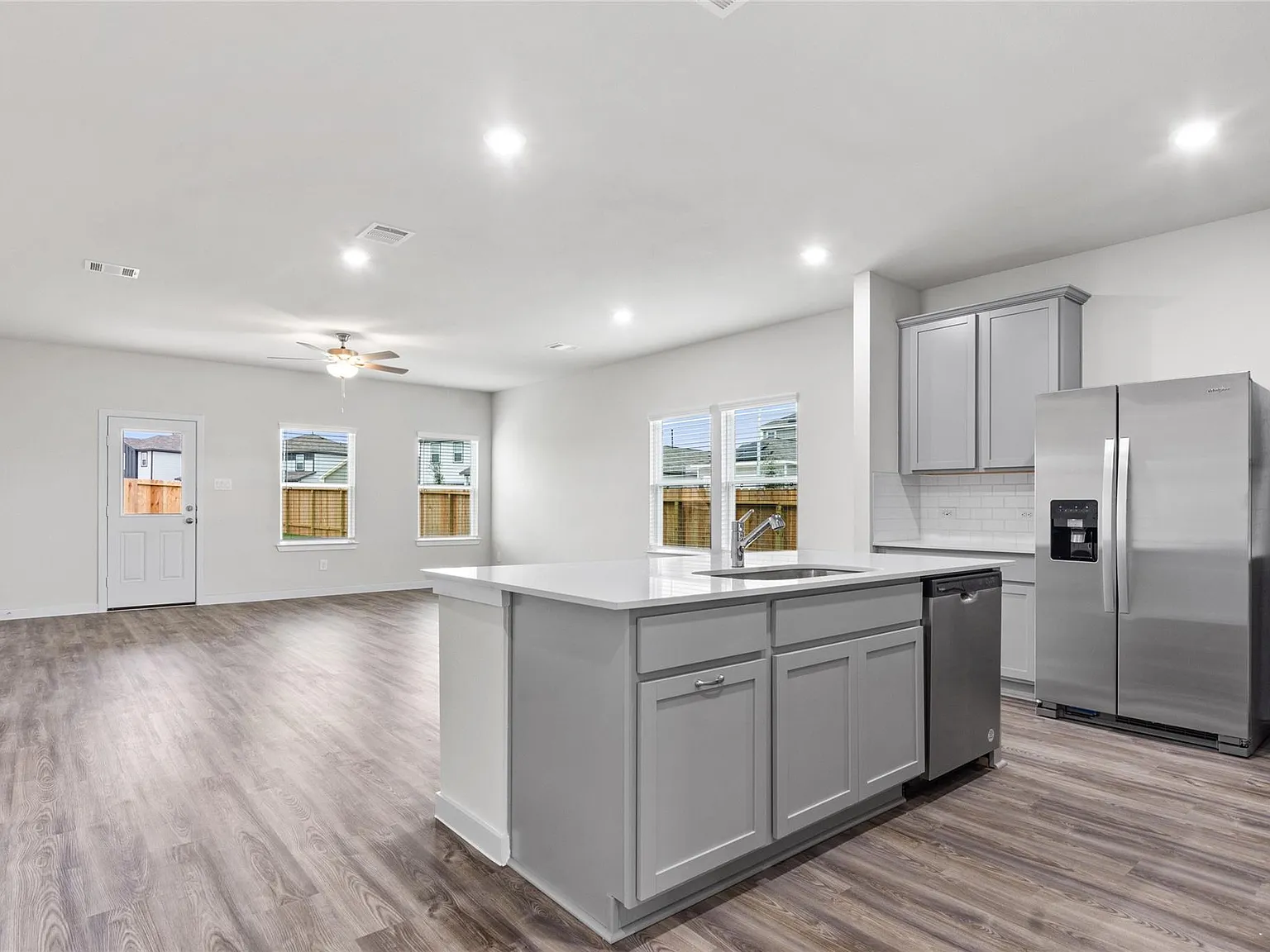 4 bed, 3.0 bath, 2012 sqft, $2,400 — Photo 4