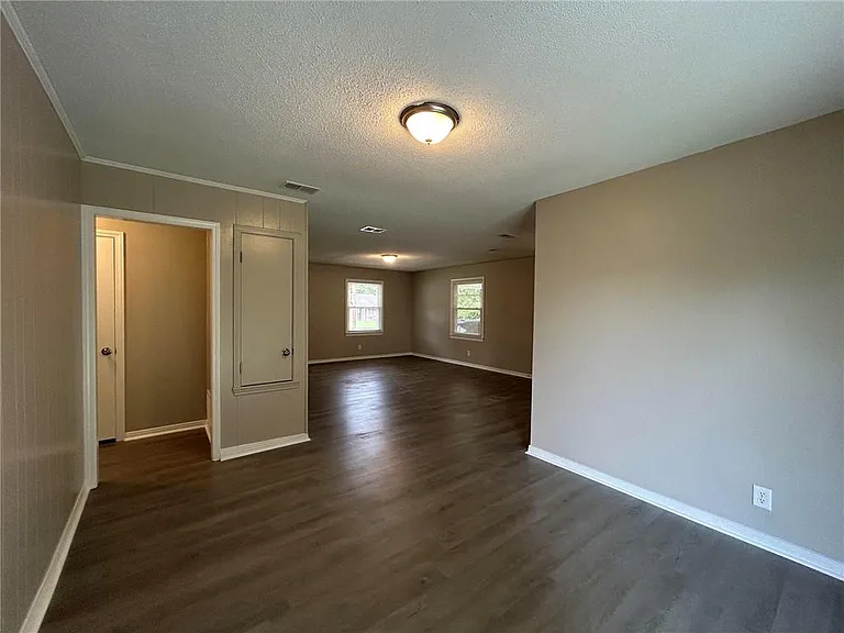 506 Seville Dr — Photo 8