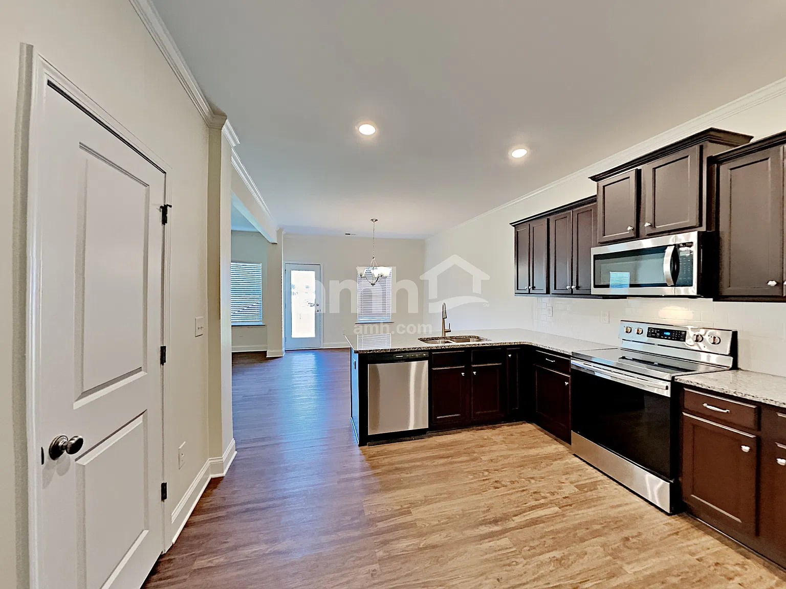 3 bed, 2.5 bath, 1940 sqft, $2,355 — Photo 4