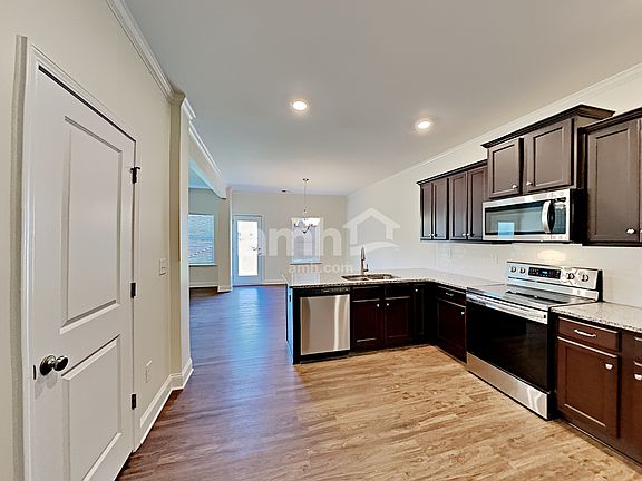 4th image of 608 Woodall Rd