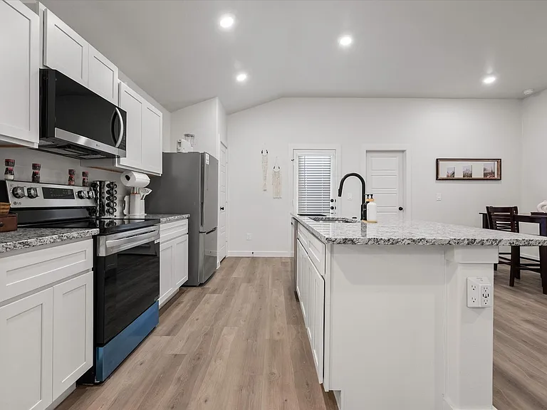 2133 Langford Ave — Photo 9