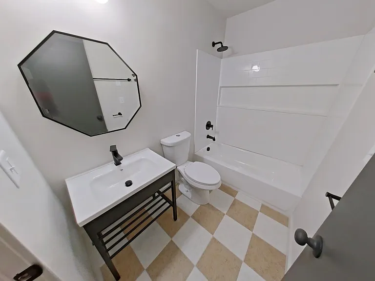 University Manor - Newly Renovated Units just a short walk from Campus! — Photo 7
