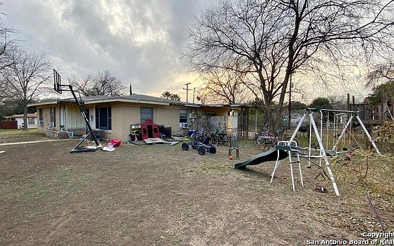 4th image of 403 Erskine Pl