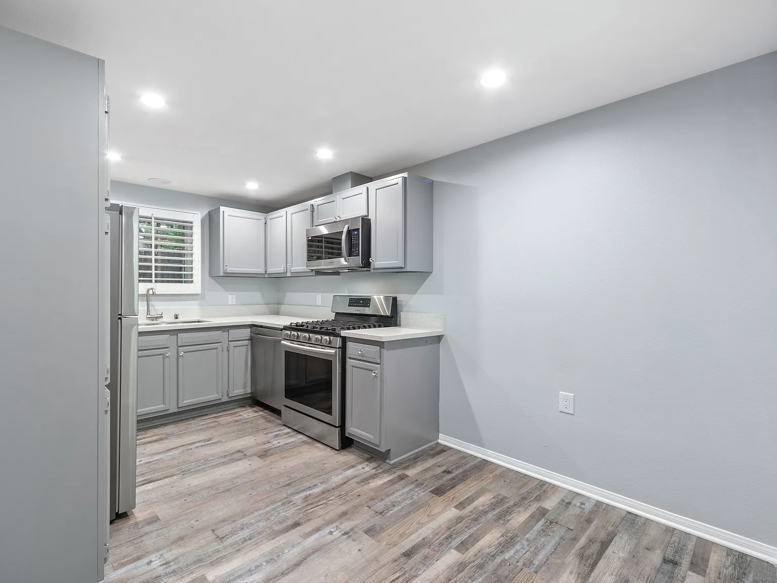 2 bed, 900 sqft, $4,195 — Photo 4