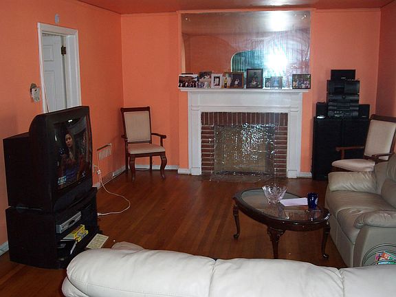 LIVING ROOM W/ FIREPLACE.