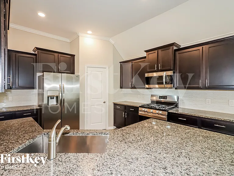 1648 Breezewood Dr — Photo 6