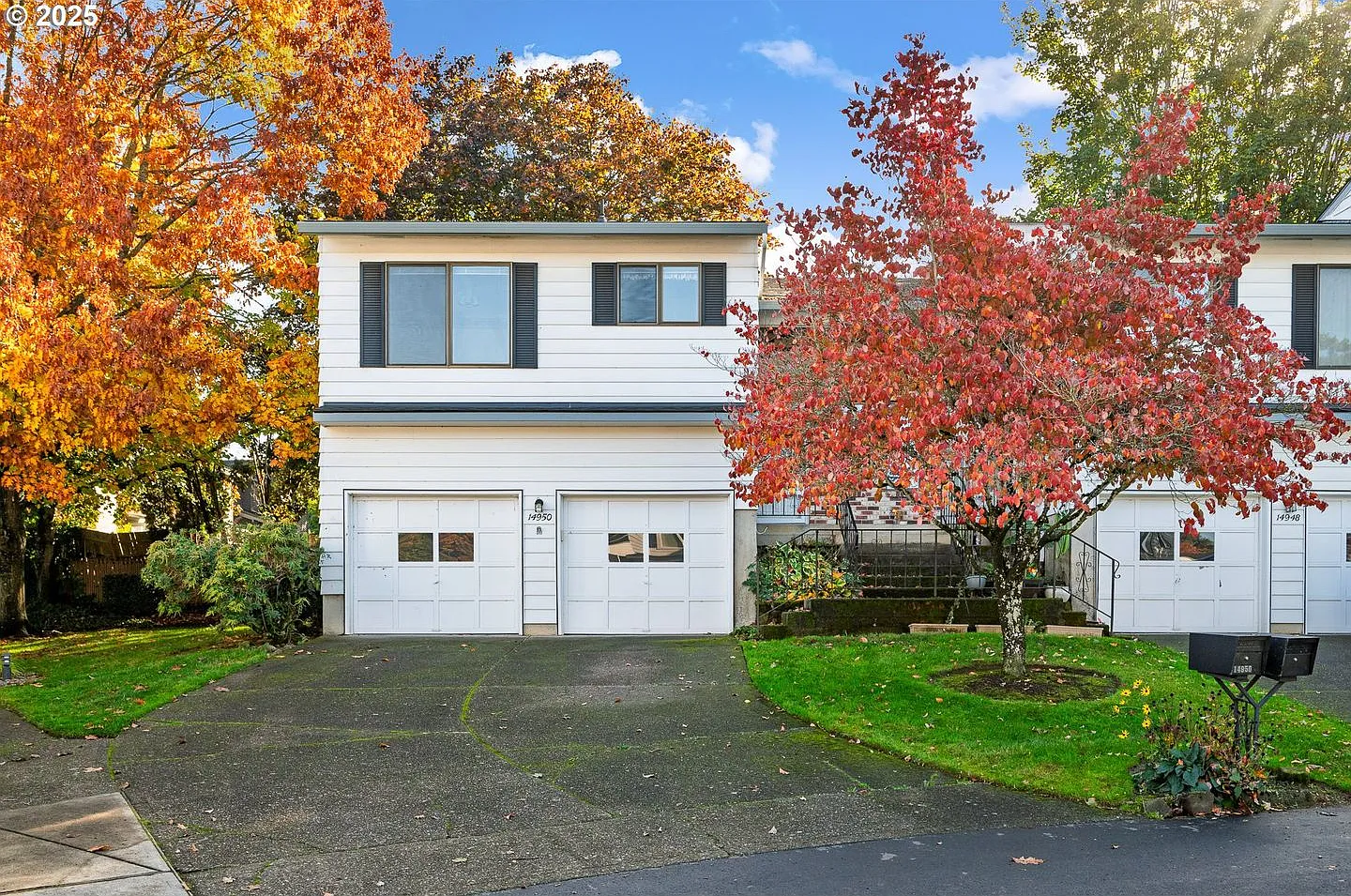 Beautiful End-Unit Condo with A/C, Attached Garage, Pool & Private Outdoor Space — Photo 3