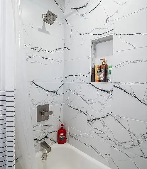 Full bathroom 1