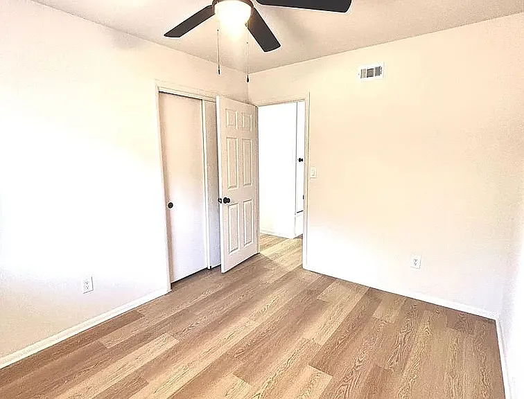4702 S Madison Ave — Photo 8