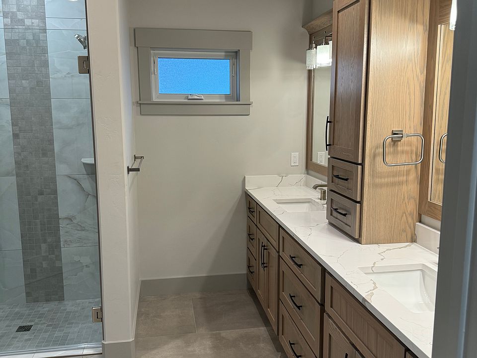 2nd image of 405 Glade Loop