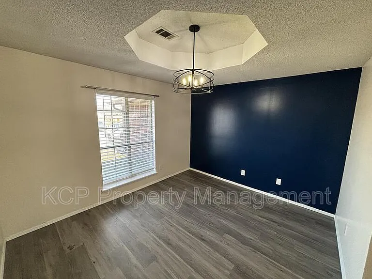 8812 Skypark Dr — Photo 3