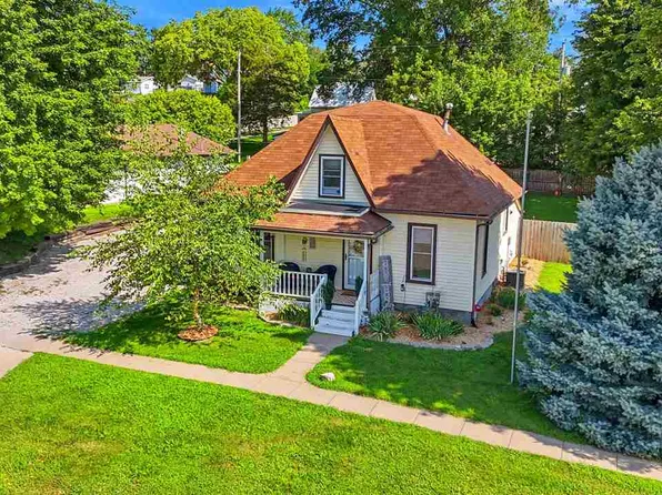 131 E 2nd St, Riverside, IA 52327