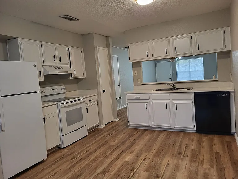 1051 Country Club Dr #19 — Photo 4