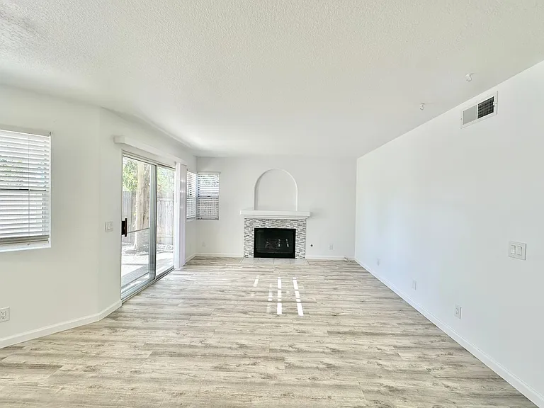 266 Royal Glen Dr — Photo 16