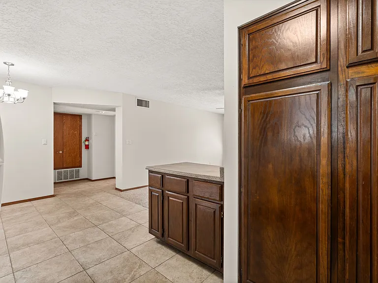 Cloverleaf Apartments — Photo 10