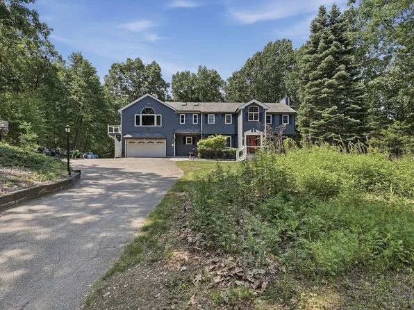 73 West St, Pepperell, MA 01463